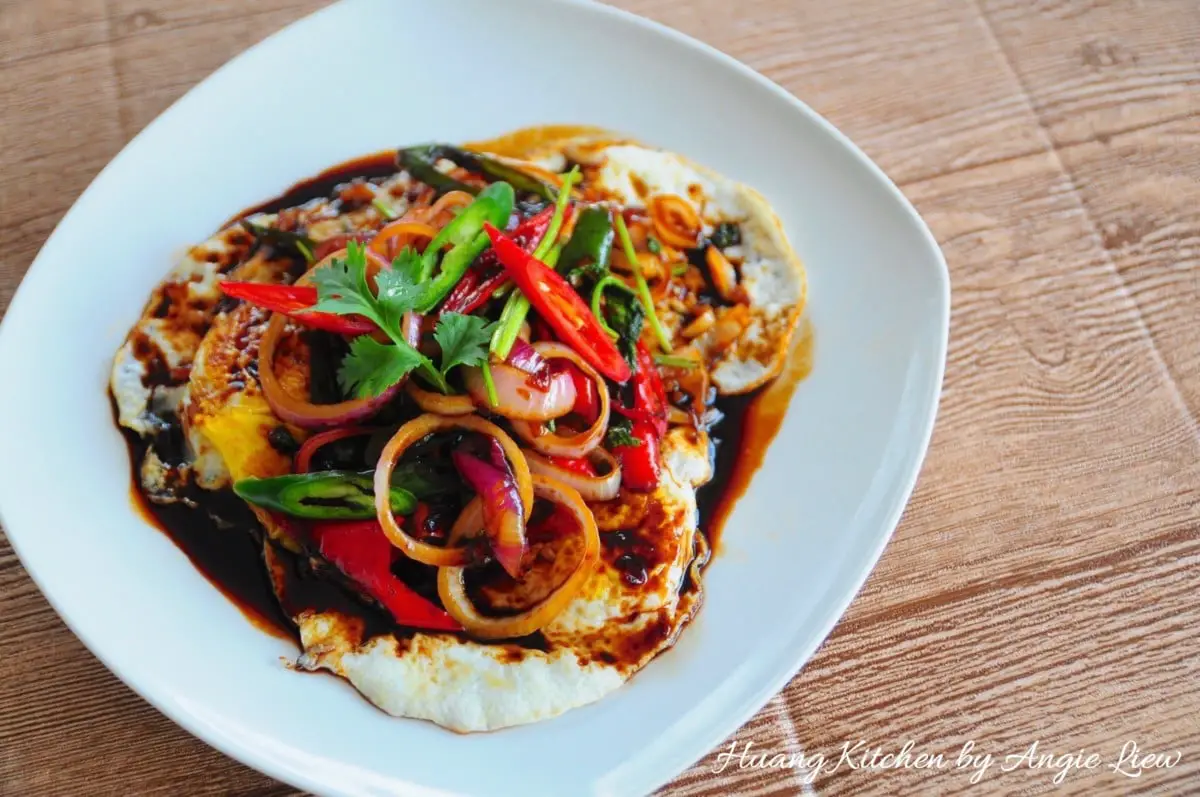 Fried Eggs in Sweet Soy Sauce Recipe (Telur Goreng Masak Kicap) 甜酱油煎蛋 Huang Kitchen