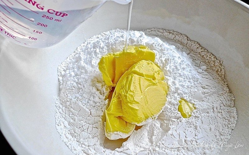 Plum Blossom Mooncake - make WATER dough