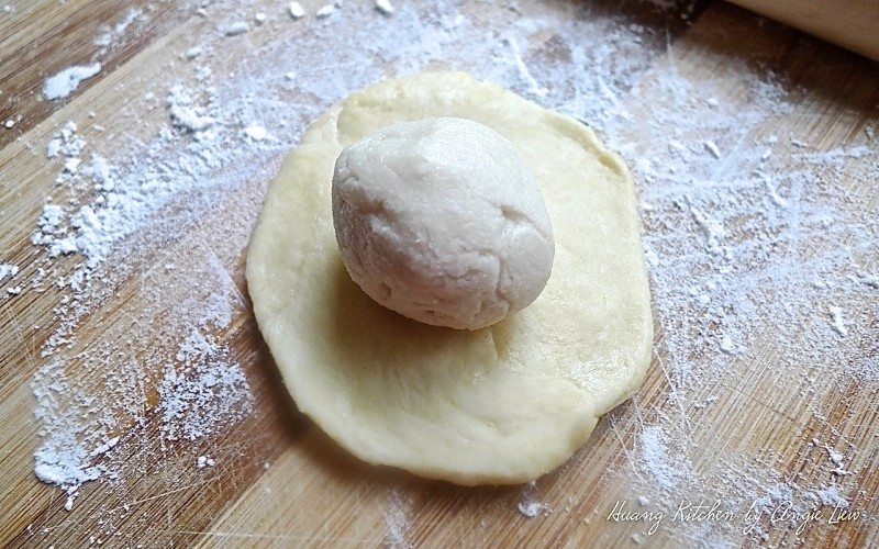 Plum Blossom Mooncake - Flatten the water dough and wrap in the oil dough