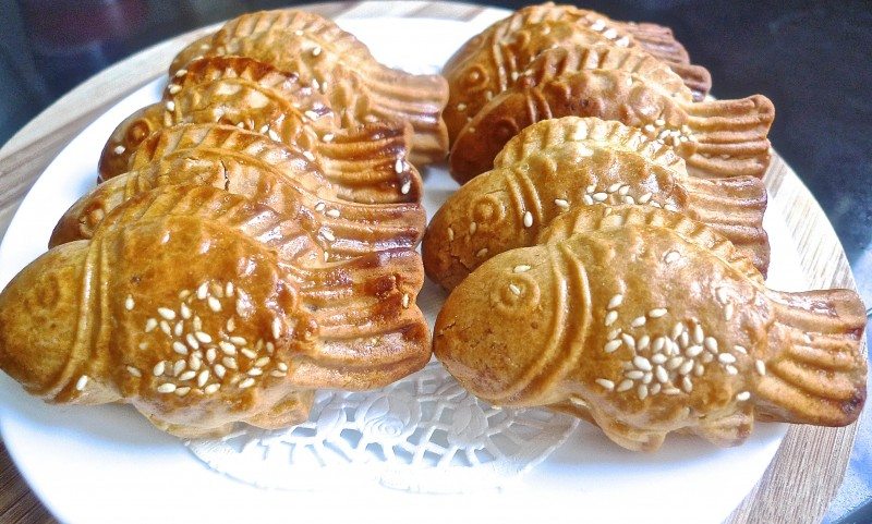Traditional Fish Doll Mooncakes ( with chicken floss )