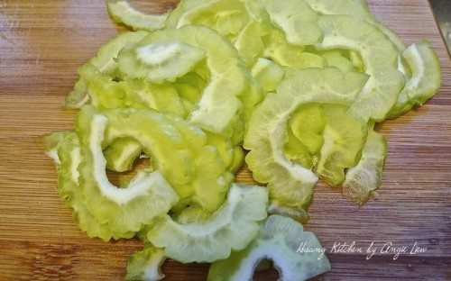 Rinse bitter gourd and cut into thin slices