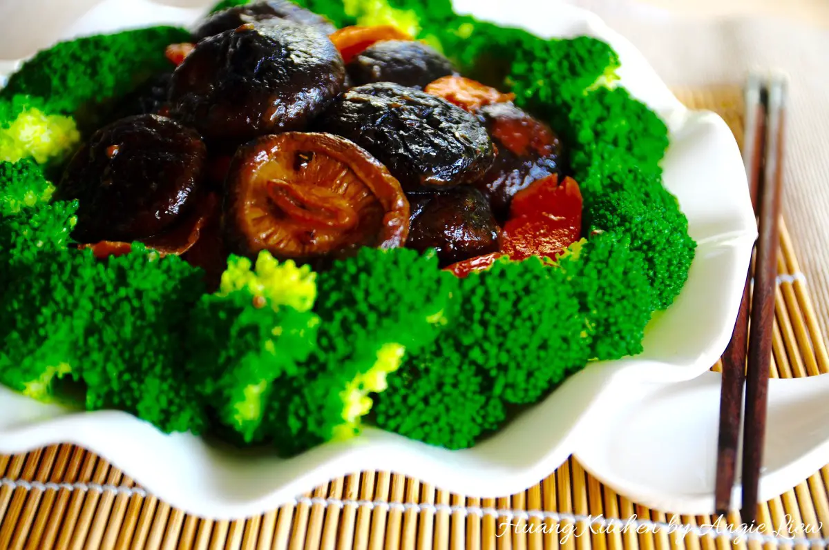 Braised Shiitake Mushrooms With Broccoli Recipe 焖香菇西兰花 Huang Kitchen