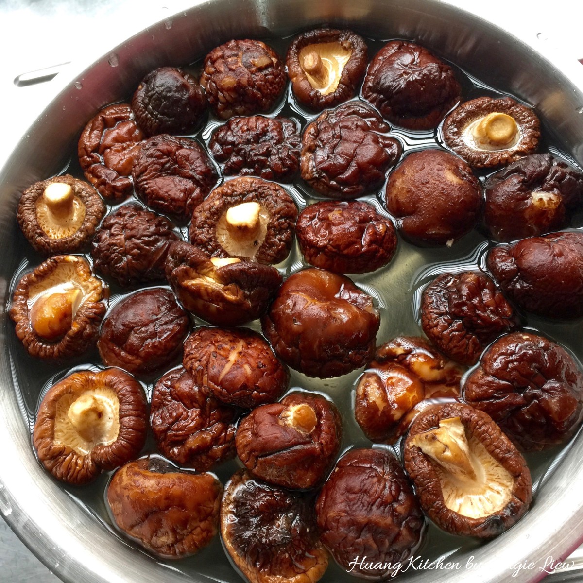Steamed Shiitake Mushroom Beancurd 蒸香菇豆腐 - Soak shiitake mushroom