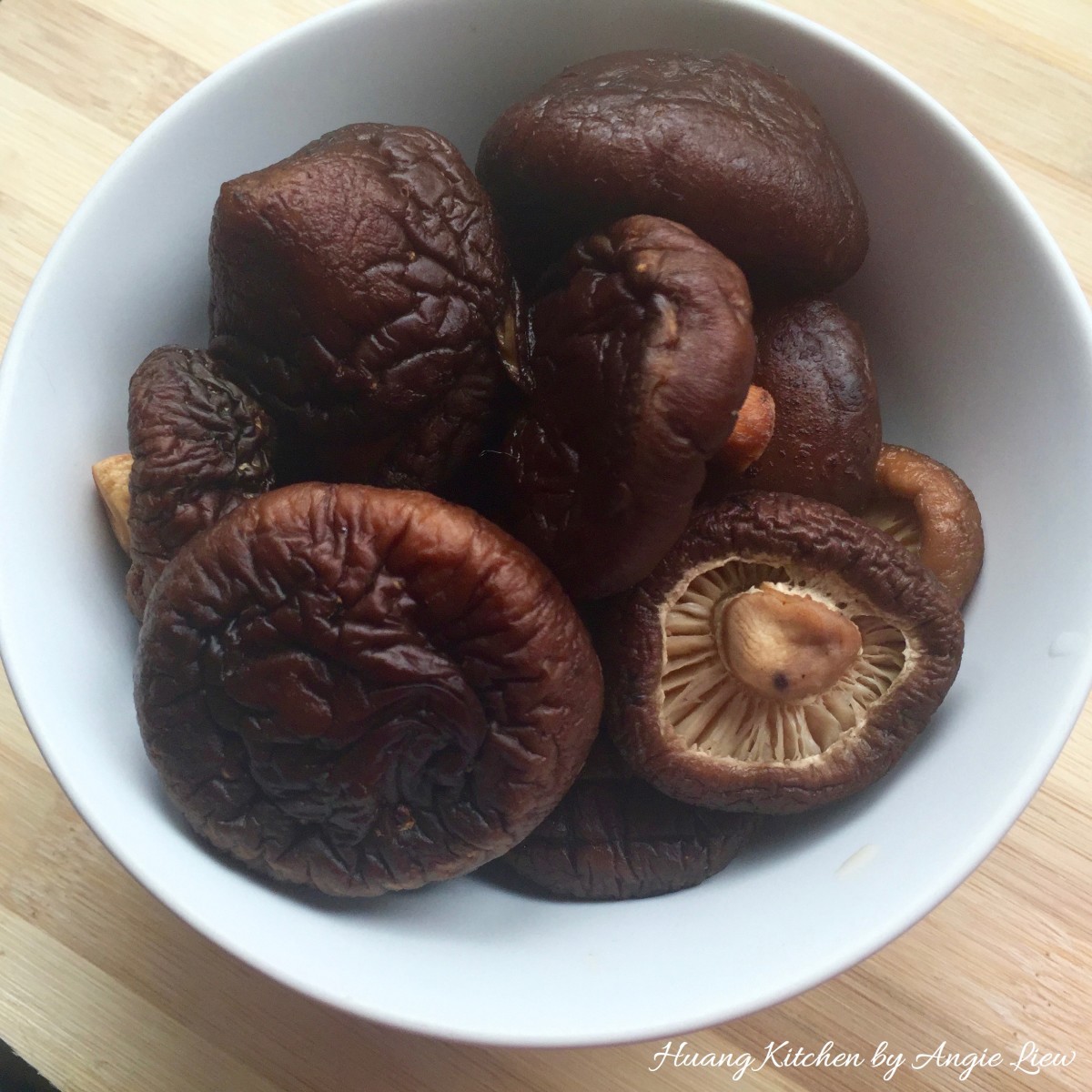 Steamed Shiitake Mushroom Beancurd 蒸香菇豆腐 - remove water from mushroom