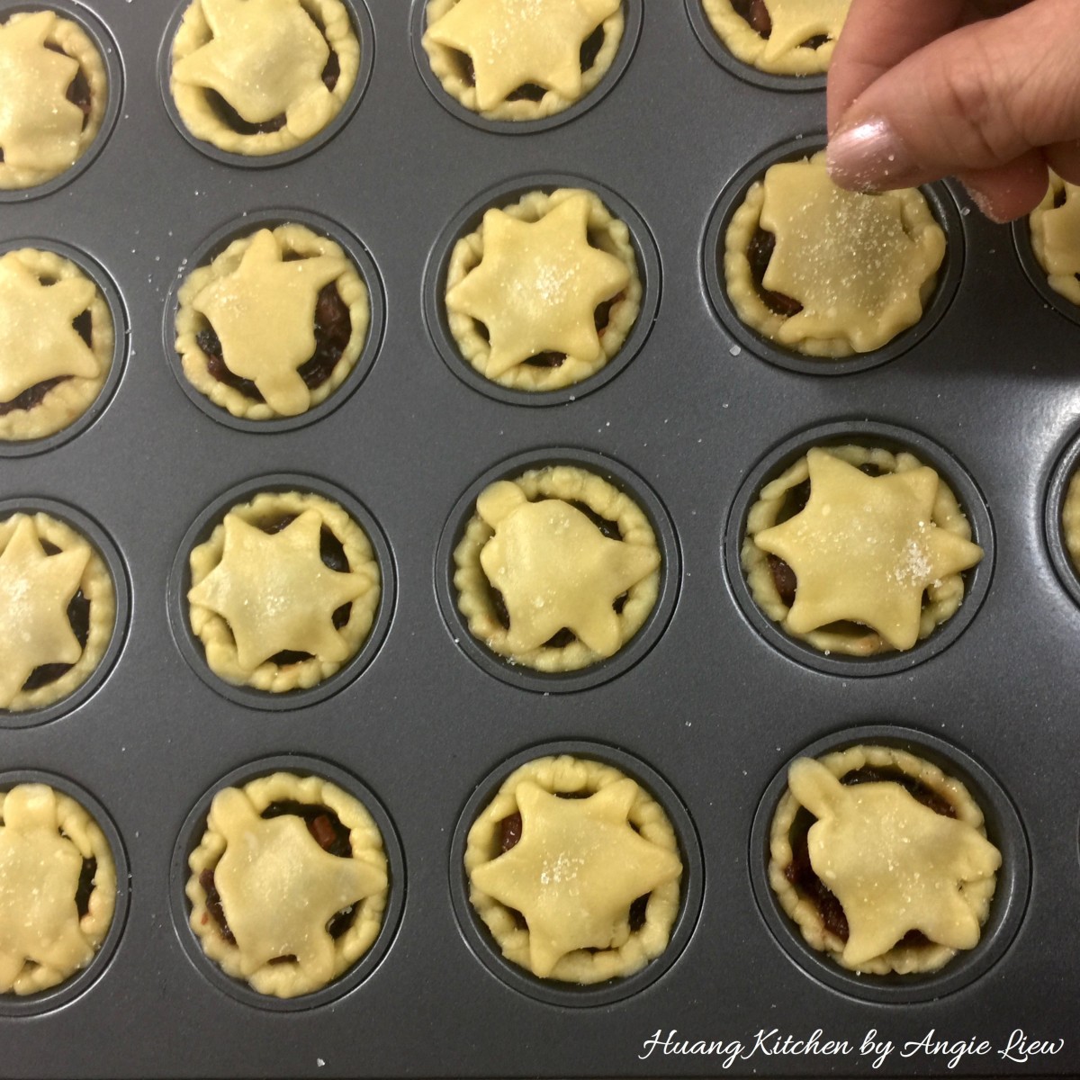 Christmas Mince Pies Recipe - sprinkle with sugar