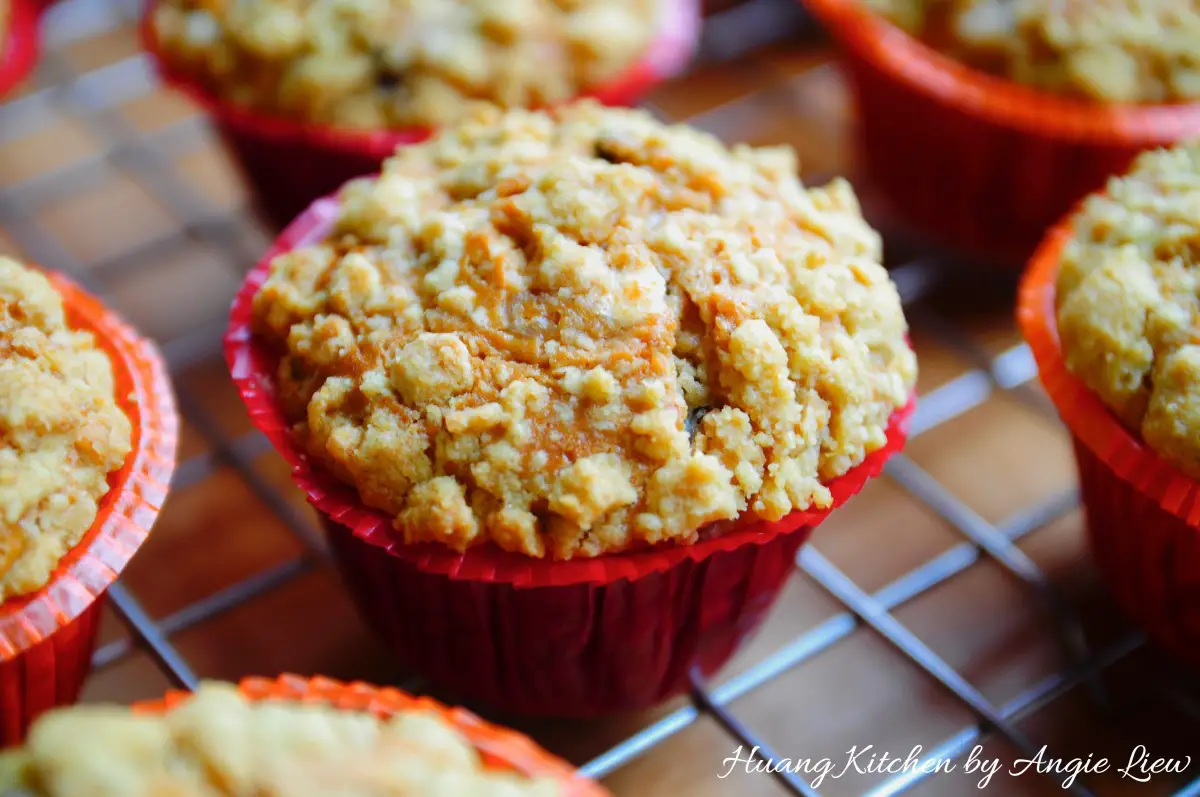 Christmas Streusel Mince Muffins recipe - cool completely