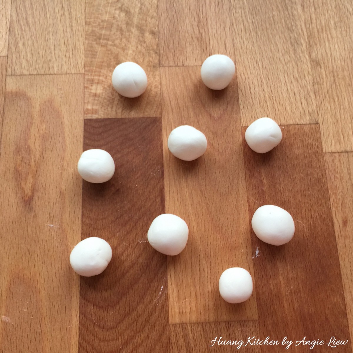 Sweet Glutinous Rice Balls Recipe (Tang Yuan) - roll dough balls