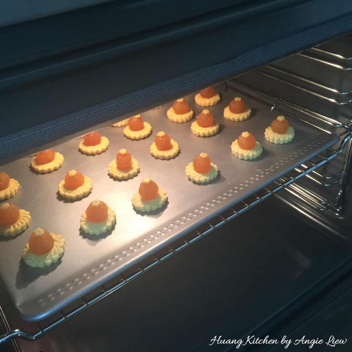Dainty Pineapple Tarts - bake tarts again
