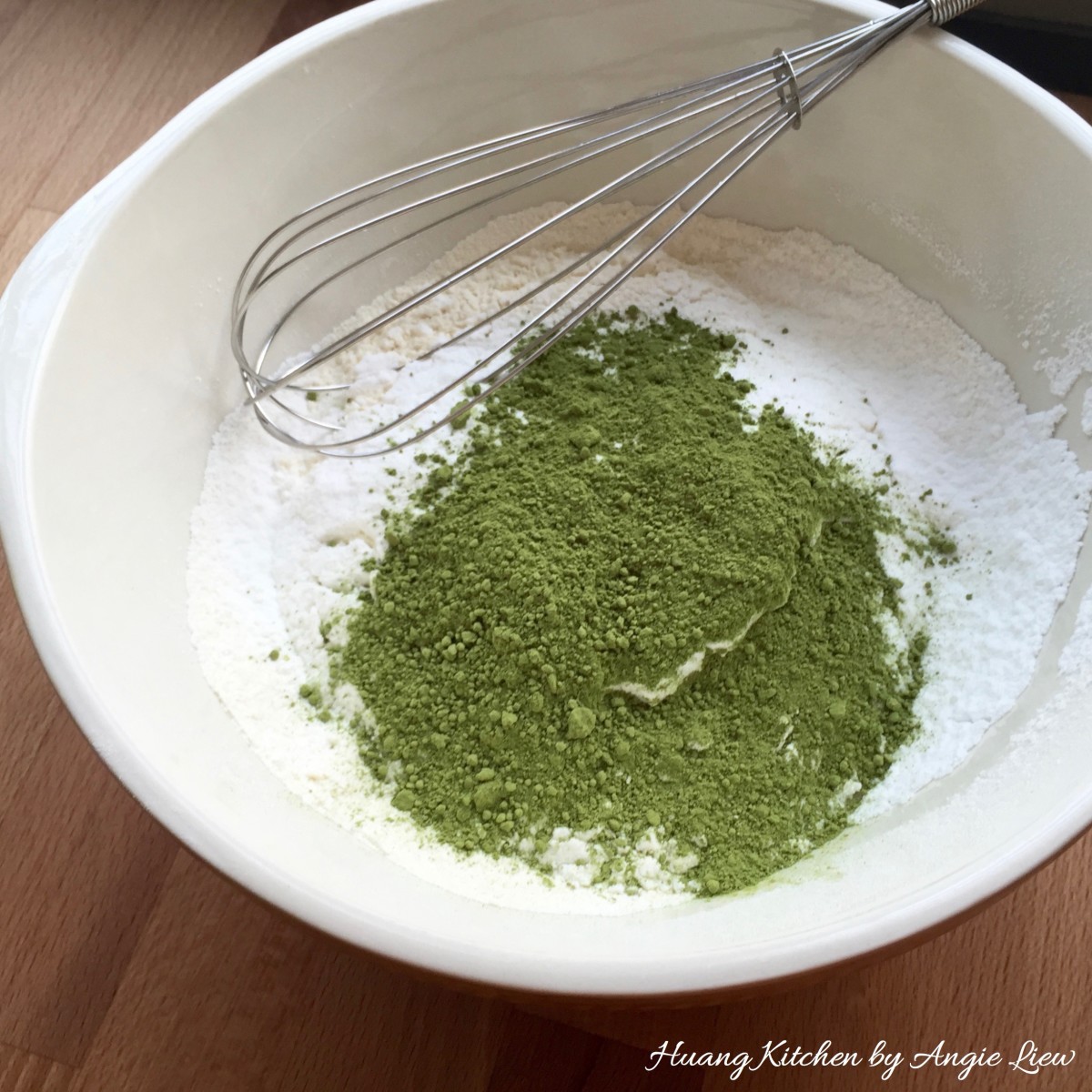 Add green tea powder into flour.