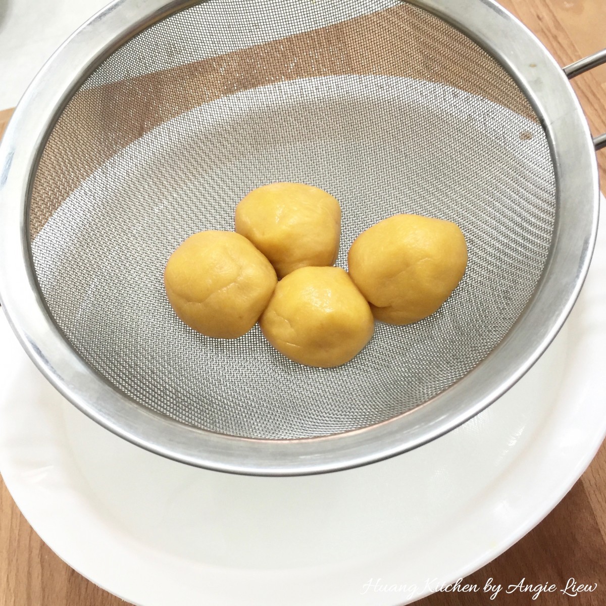 Sesame Cookie Balls Recipe - dip in cool water