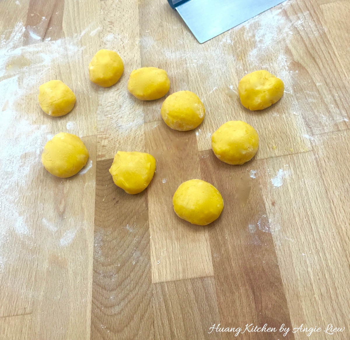Sesame Cookie Balls Recipe - roll dough