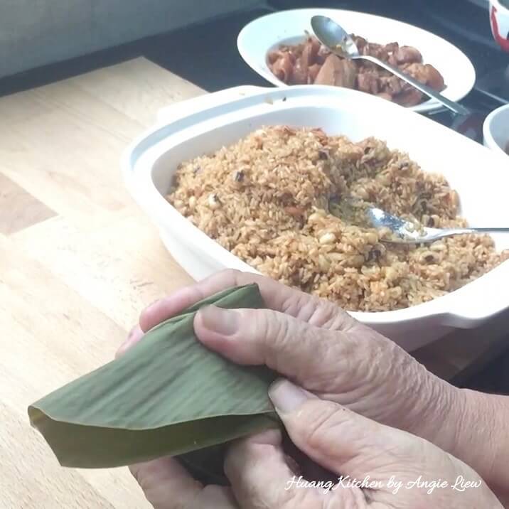 Seal the rice dumpling.