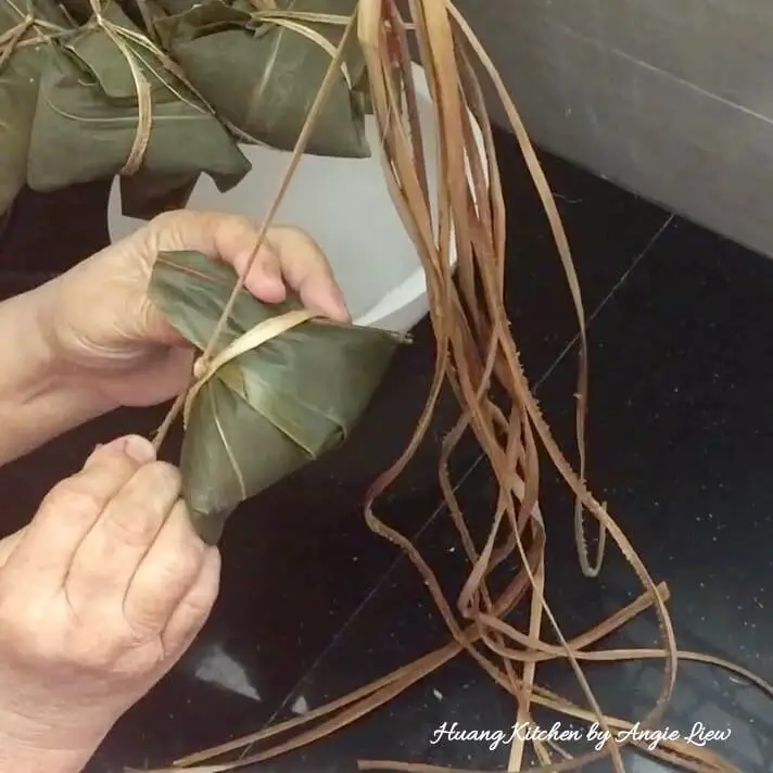 Tie rice dumpling with hemp string.