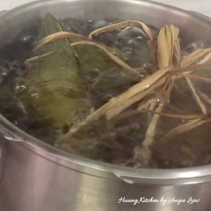 Cook the sticky rice dumplings.
