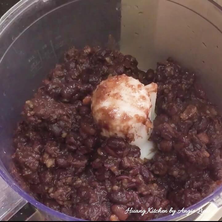 Transfer red beans to food processor.