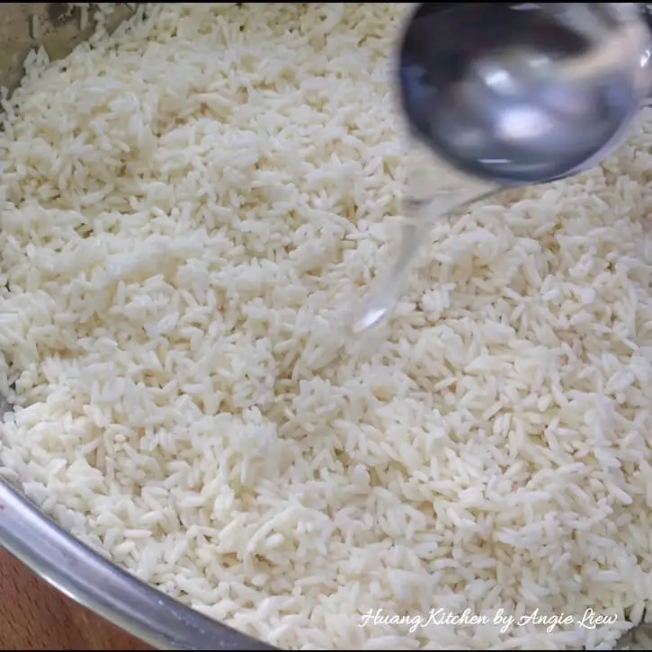 Mix glutinous rice with alkaline water.