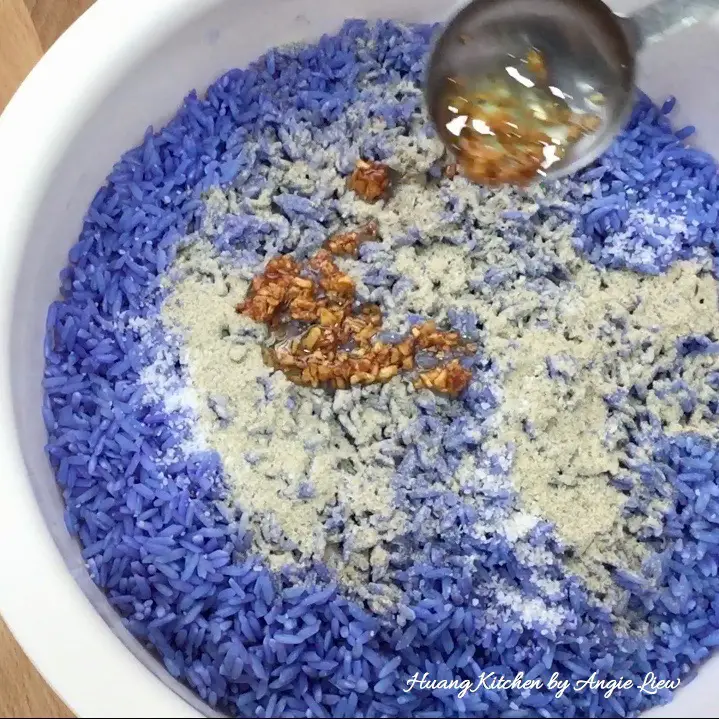 Season the blue colour glutinous rice.