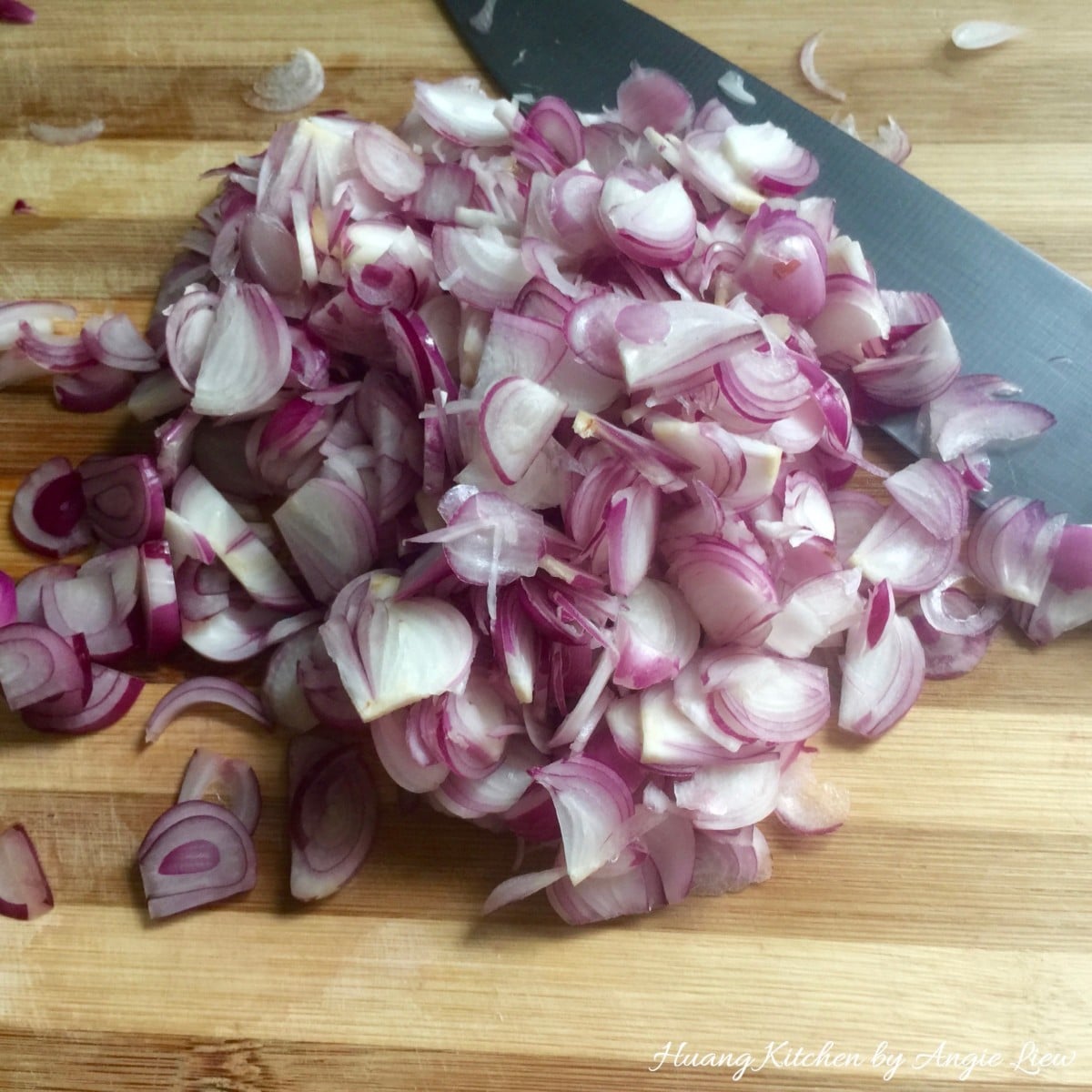 Slice thinly the shallots.