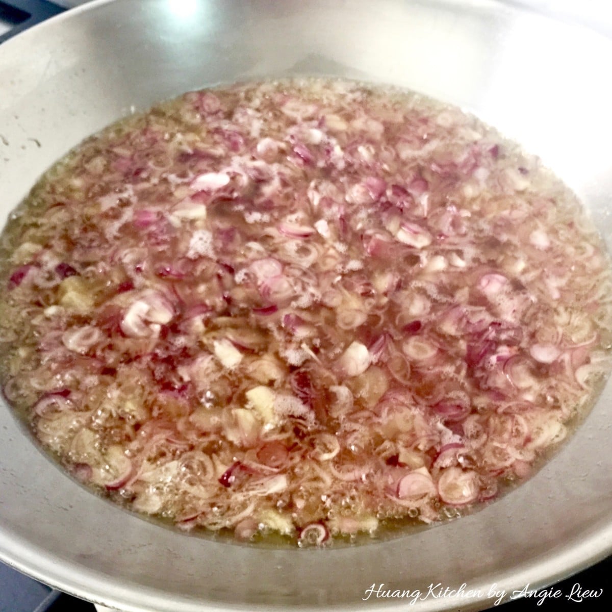 Fry the shallots.