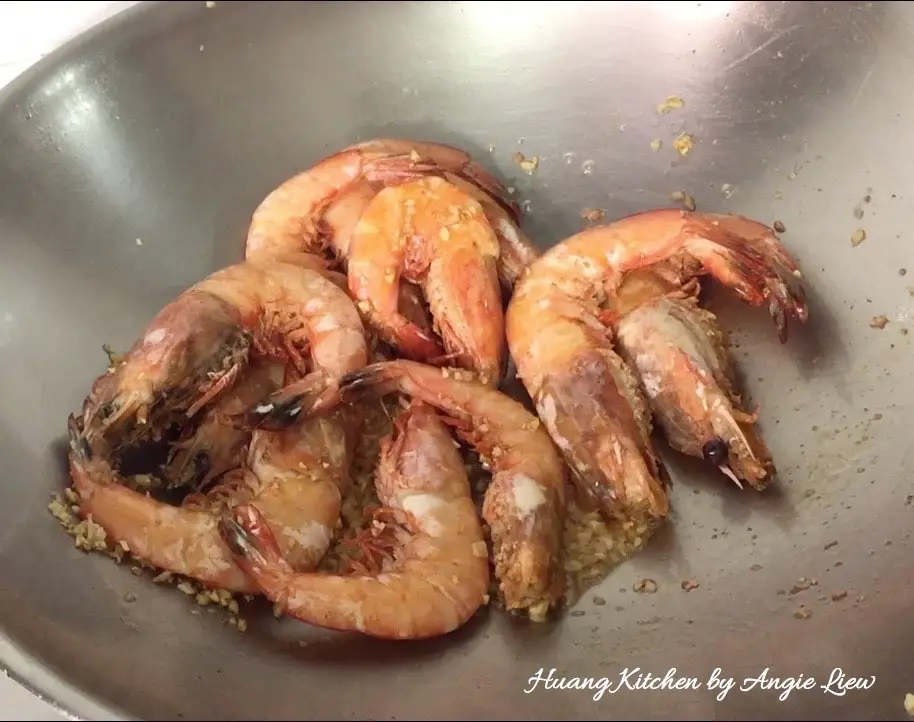 Fry the prawns with garlic and ginger.