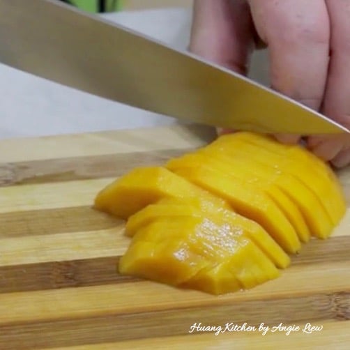 Cut mangoes.