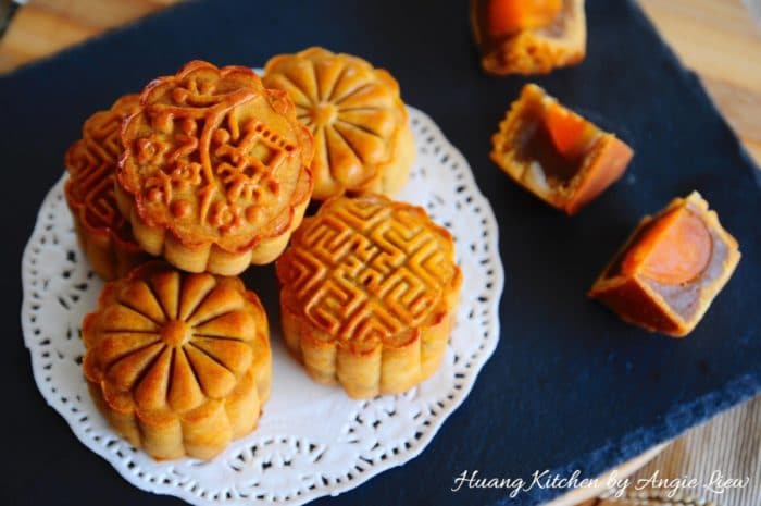 Mini Lotus Paste Mooncakes Recipe 迷你莲蓉月饼 | Huang Kitchen