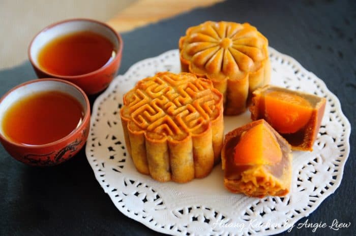 Mini Lotus Paste Mooncakes Recipe 迷你莲蓉月饼 | Huang Kitchen