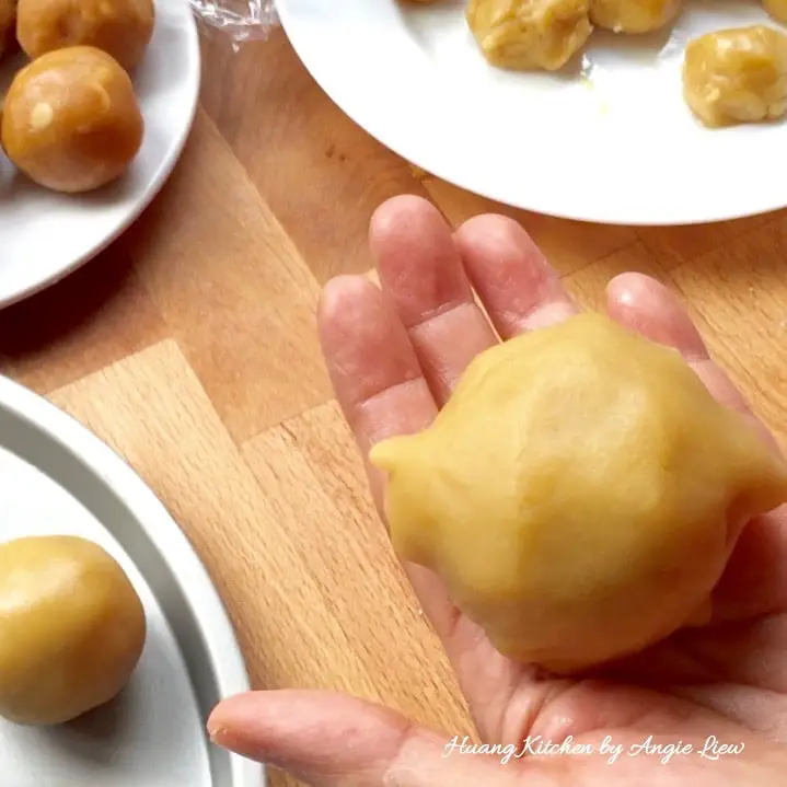 Wrap the filling ball with dough.