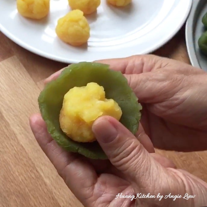 Wrap the custard filling with lotus paste.