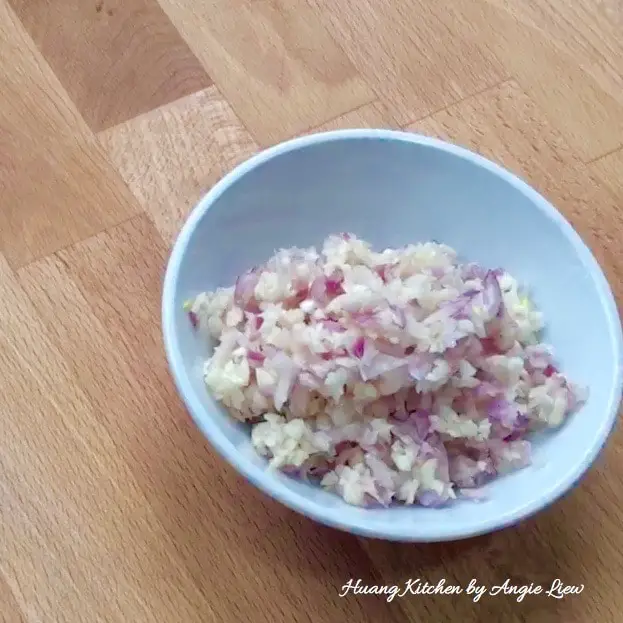 Chop garlic and shallots.