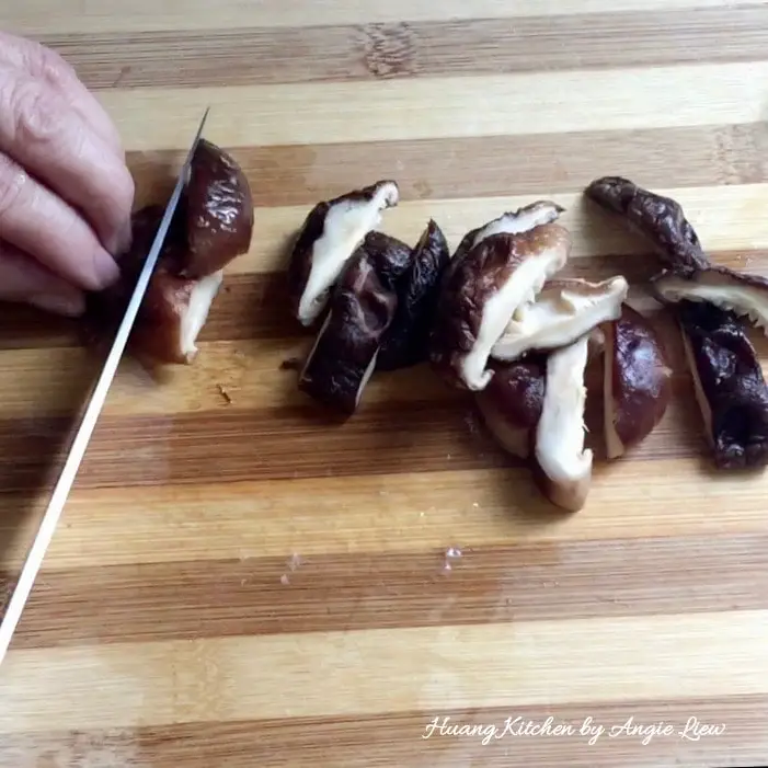 Slice shiitake mushrooms into pieces.