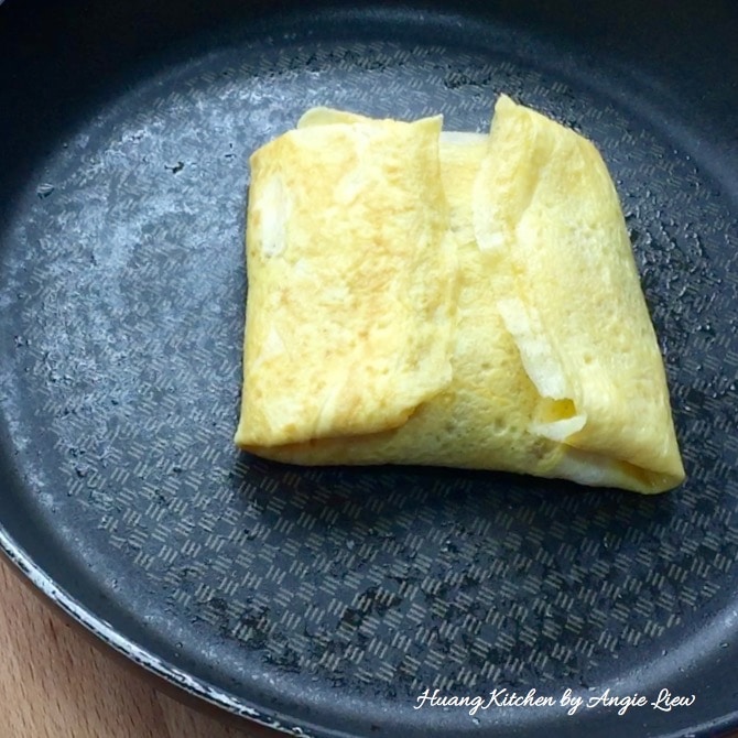 Fold the edges of omelette.