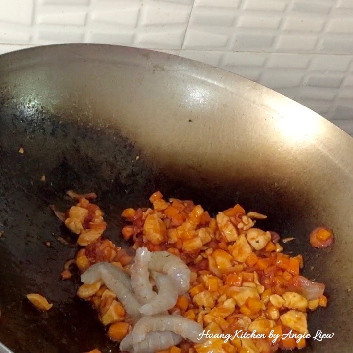 Frying pattaya fried rice.
