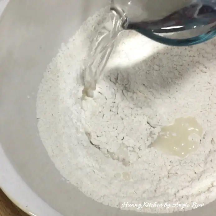 Mix flour, sugar, instant yeast & water.