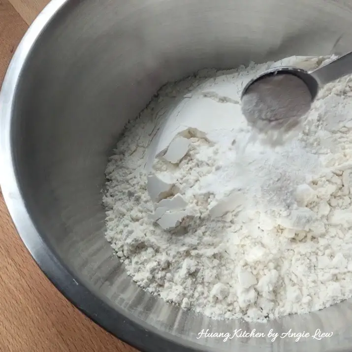 Mix flour, baking powder and sugar.