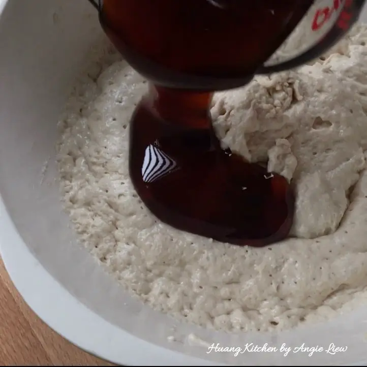 Add palm sugar and flour mixture into yeast mixture.