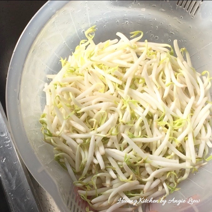 Rinse beansprouts.