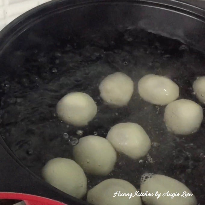 Cooking glutinous rice balls.