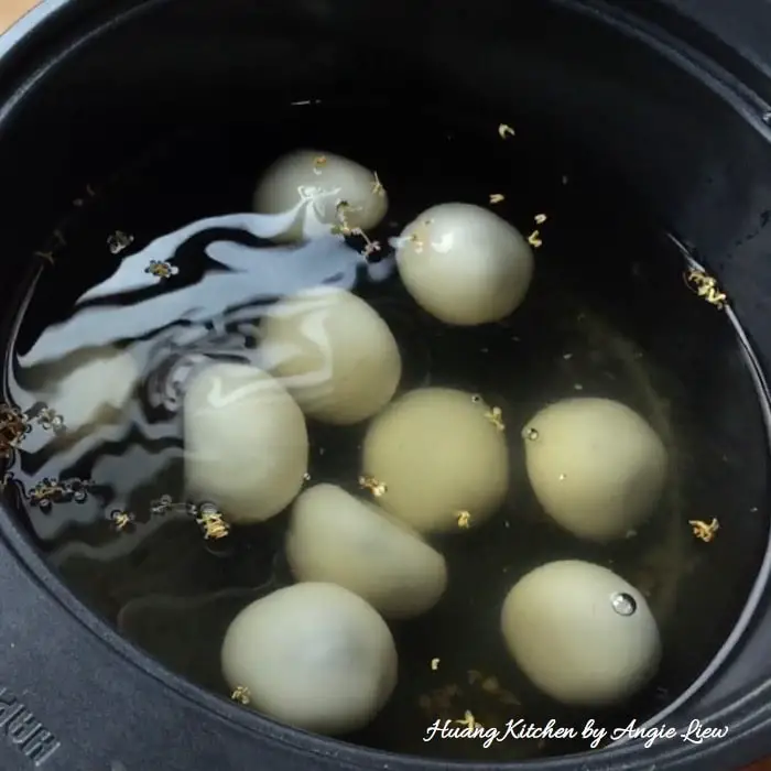 Place glutinous rice balls into syrup.