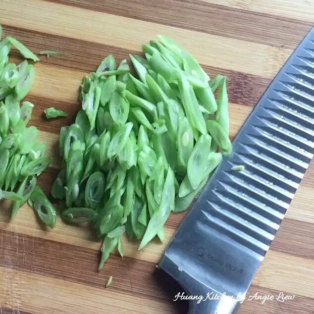 Cut french beans into strips.