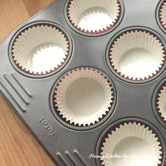 Line a muffin pan with muffin liner.