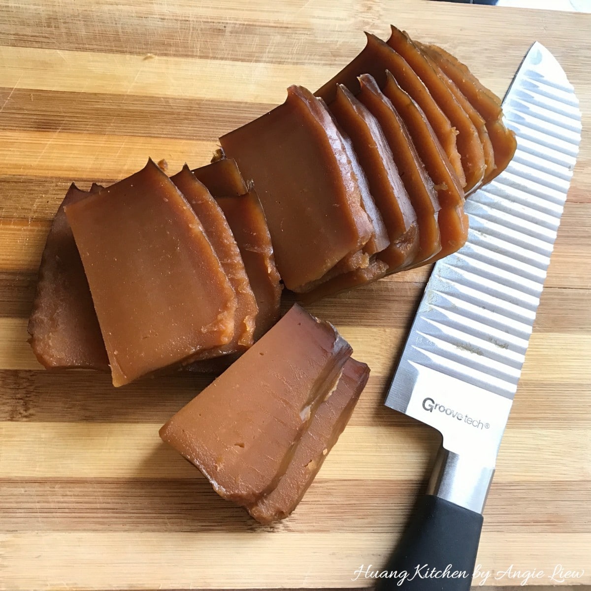 Cut nian gao into thin slices.