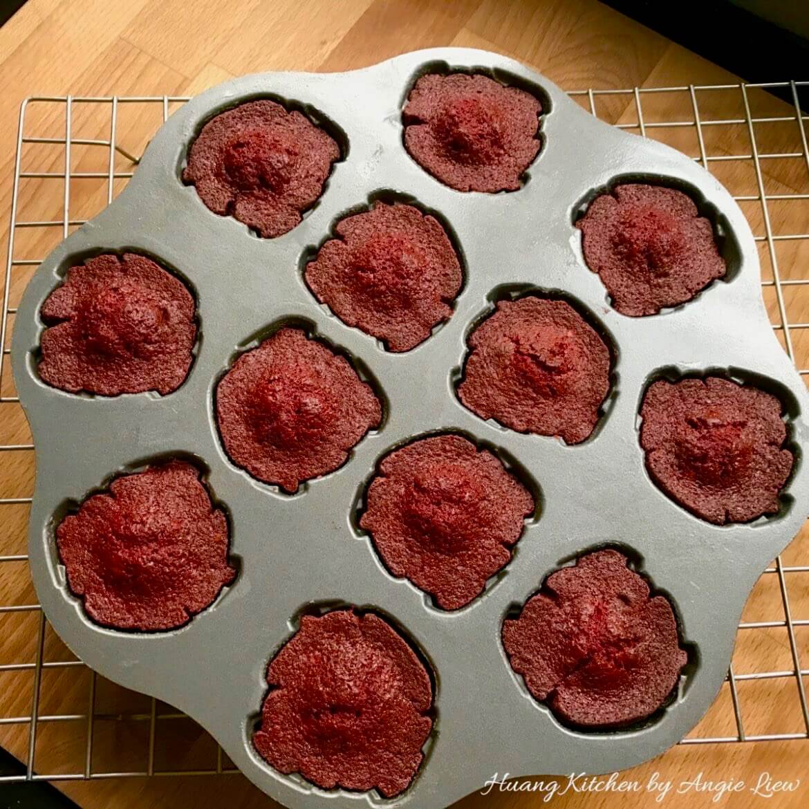 Red Velvet Rose Cupcakes Steps - Sweetheart rose pan