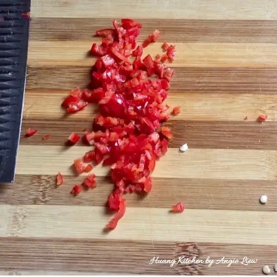 Chop red chillies.