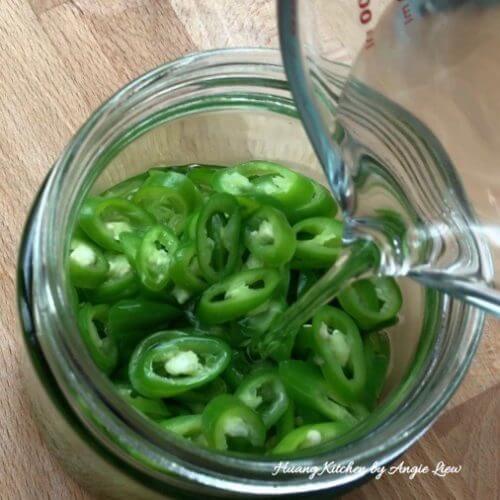 Pickled Green Chillies Recipe (Asian Pickled Jalapeno) 腌制青辣椒 Huang