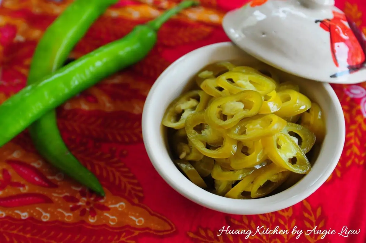 Pickled Green Chillies Recipe (Asian Pickled Jalapeno) 腌制青辣椒 Huang