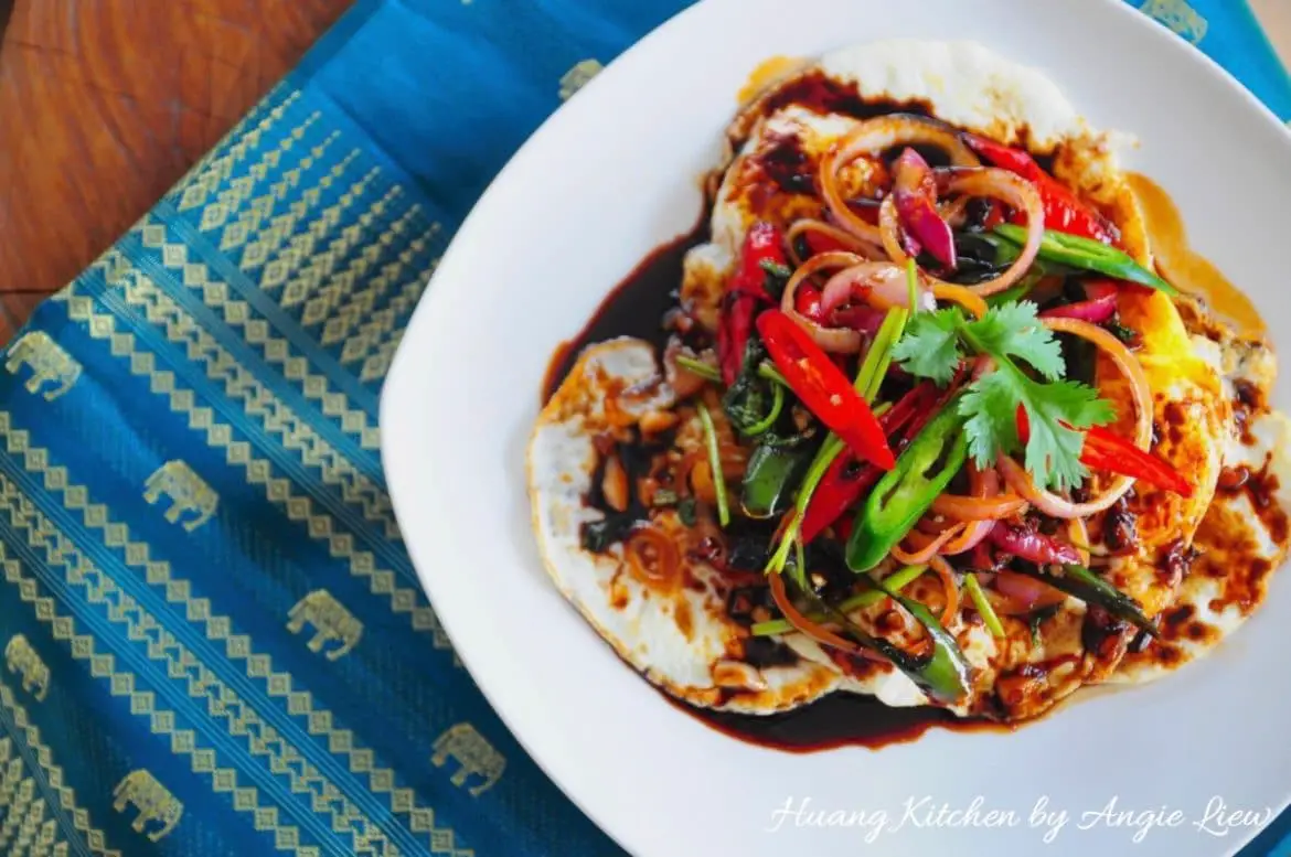 Fried Eggs in Sweet Soy Sauce Recipe (Telur Goreng Masak Kicap) 甜酱油煎蛋 Huang Kitchen