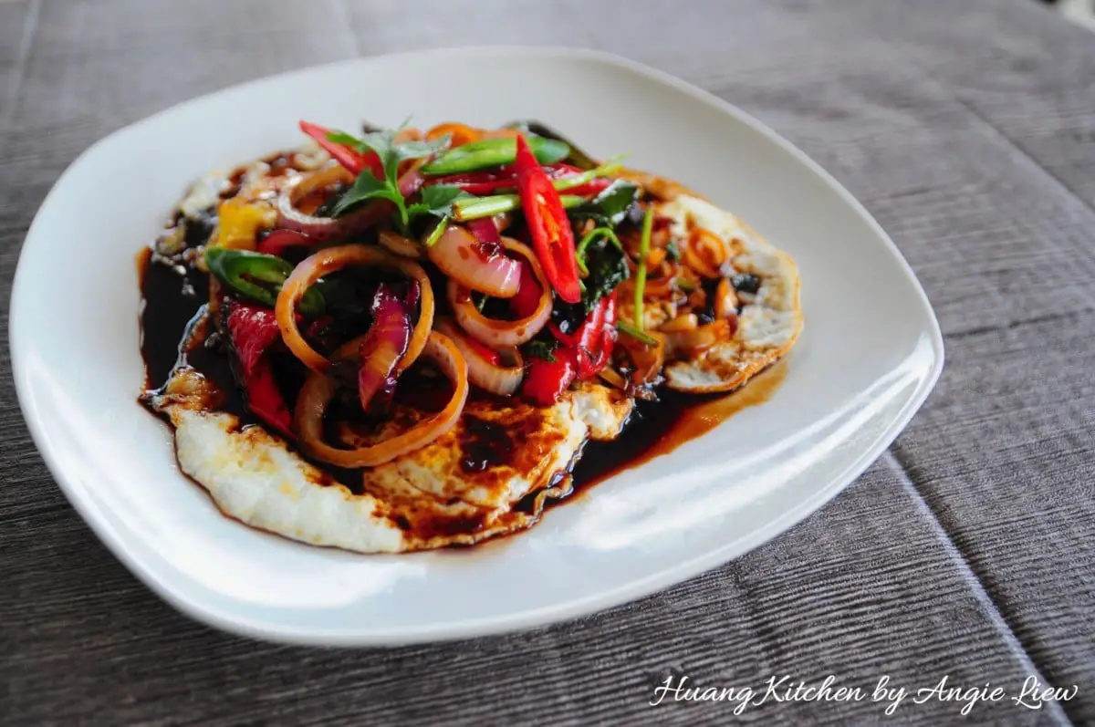 Fried Eggs in Sweet Soy Sauce Recipe (Telur Goreng Masak Kicap) 甜酱油煎蛋 Huang Kitchen