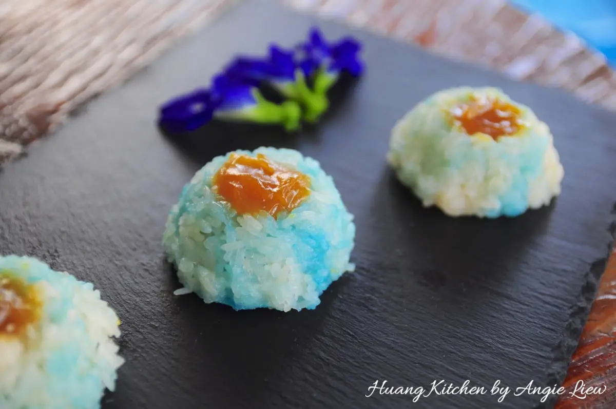 Pulut Tai Tai Recipe (Blue Glutinous Rice Cakes) 蓝花咖椰糯米糕 