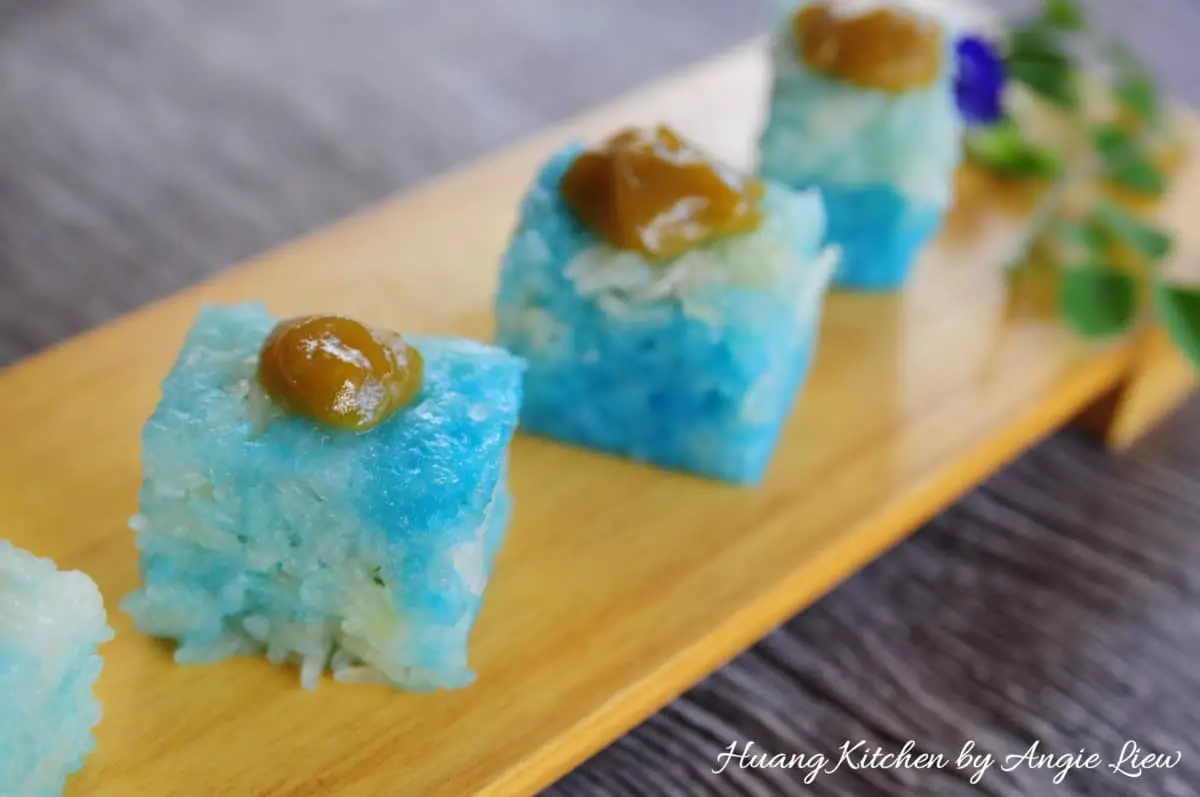 Pulut Tai Tai Recipe (Blue Glutinous Rice Cakes) 蓝花咖椰糯米糕 | Huang Kitchen
